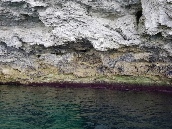 Güneşli bir yaz bulutsuz gününde Karadeniz'in kayalık kıyılarında yardım Kırım Cumhuriyeti