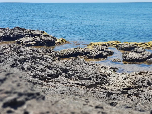 Güneşli bir yaz bulutsuz gününde Karadeniz'in kayalık kıyılarında yardım Kırım Cumhuriyeti