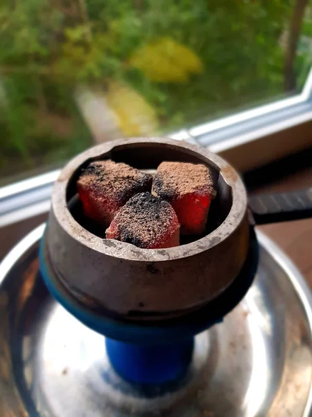 3つの輝く赤い石炭を持つフッカからカラウドメタルボウル — ストック写真