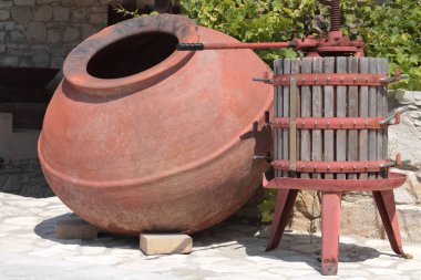 Zeytinyağı pişirmek için tank ve pres.