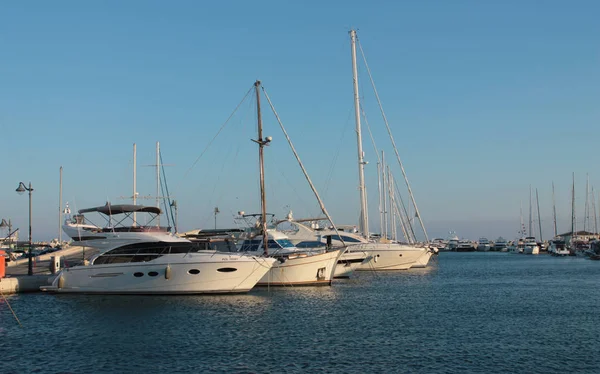 Many expensive yachts in the port at the marina. — Stock Photo, Image