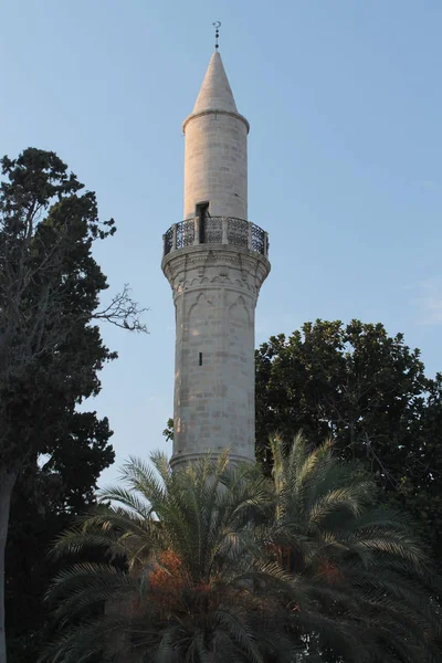 Die alte Moschee. Blick auf den Turm mit Balkon. im Vordergrund — Stockfoto