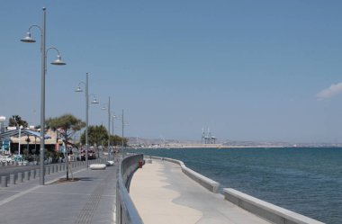 Larnaka Deniz Yolu. Limana doğru bak. Bir günün ortasında