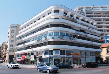 Larnaka'da modern iş merkezi. Birçok tanınmış ofis