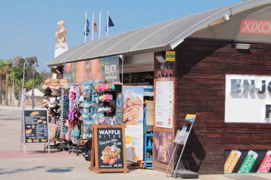 Lar bir hatıra, dondurma, meyve suyu ve plaj malzemeleri mağaza