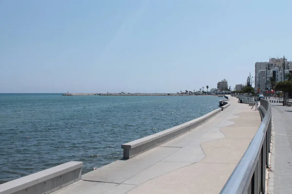 Promenady morskiej w Larnace. Widok na lotnisko. Środek dnia — Zdjęcie stockowe