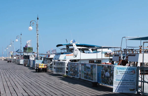 Paseos en barco de publicidad en yates en las inmediaciones de Larnaca. Cru. — Foto de Stock