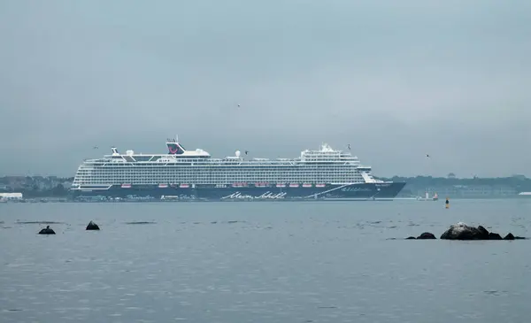 Круизное судно "Майн Шифф" в Балтийском море. Туманная погода . — стоковое фото