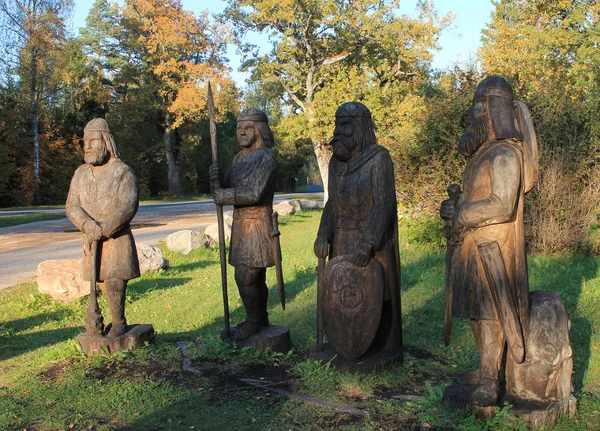 Čtyři Vikingové. Dřevěné sochy starověkých králů. — Stock fotografie