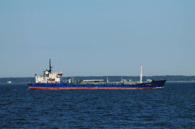 Baltık Denizi 'nde mavi yük mavnası. Deniz Burnu. İllüstrasyon