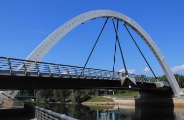 Tartu 'daki Özgürlük Köprüsü. Emaj nehri üzerindeki kemerli köprü..