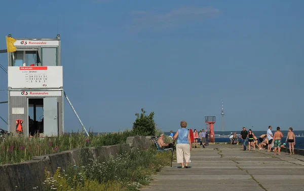 Summer day at the old pier. People are resting. In the foregroun — Stock Photo, Image