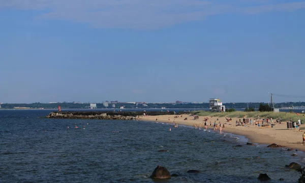 Playa tradicional del Báltico en un día de verano. La gente toma el sol y ba — Foto de Stock