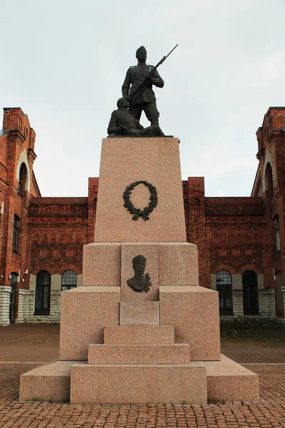 Monumento aos cadetes da escola militar que morreram durante o — Fotografia de Stock