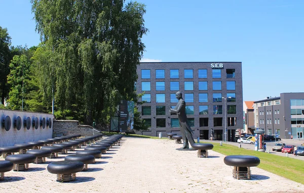 Monumento al compositor estonio Eduard Tubin - vista lateral general . — Foto de Stock