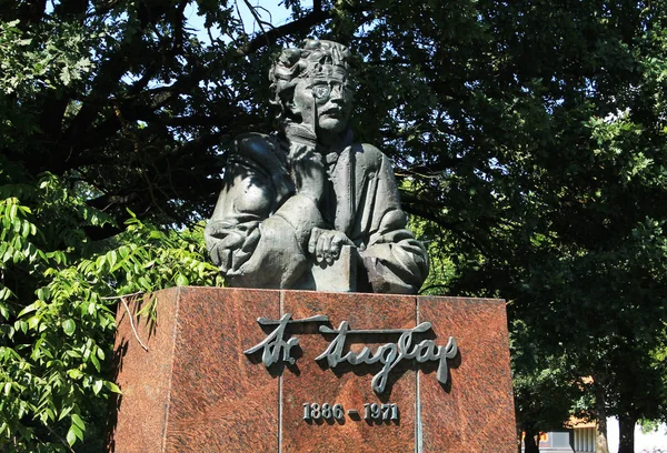 Monument to the Estonian writer Friedebert Tuglas. A close-up of — Stock fotografie