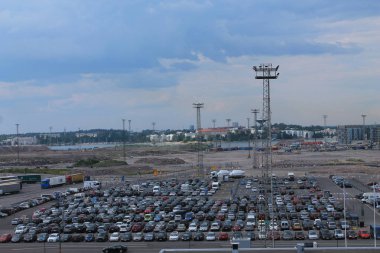 Helsinki limanında büyük bir otopark. Yüzlerce araba ve... 
