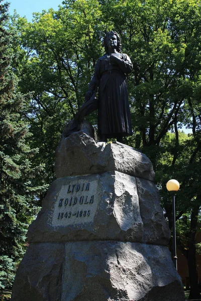 Památník estonské básnířky Lydie Koiduly. Bronzová socha — Stock fotografie