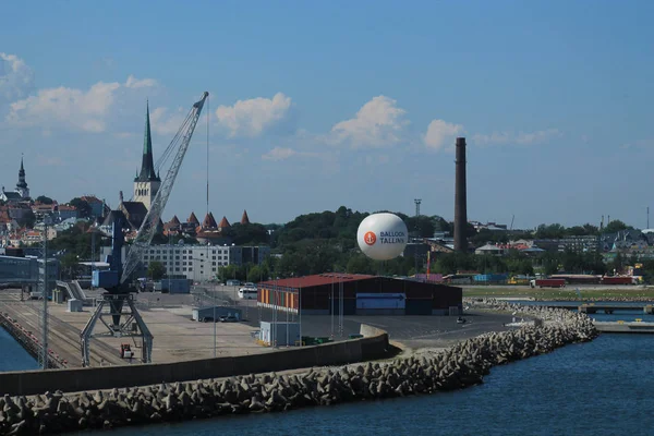 Endüstriyel arazi. Tallinn Limanı. Arka planda... — Stok fotoğraf