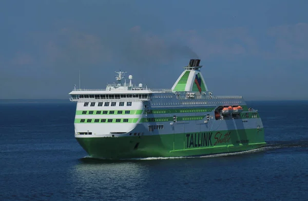 Passenger ferry Tallink Shuttle dans la mer Baltique. Belle mer — Photo