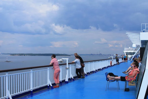 Les passagers se détendent sur le pont supérieur du ferry Finlandia overlo — Photo