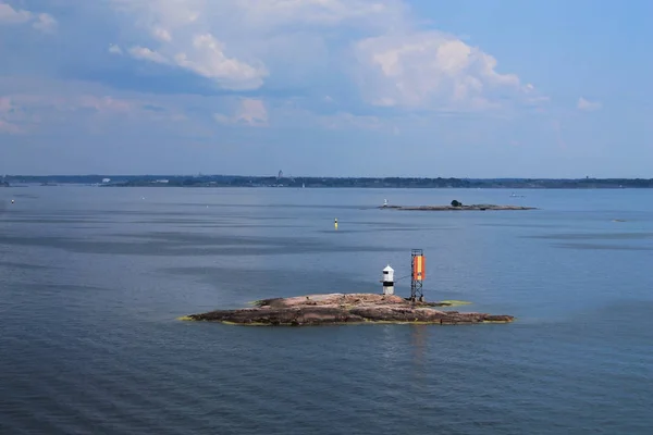 Paisaje marino. Una pequeña isla deshabitada con un faro en el Ba — Foto de Stock