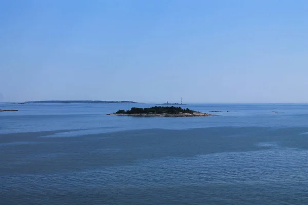 Una pequeña isla deshabitada en el Mar Báltico frente a la costa de Fi — Foto de Stock