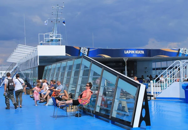 Los pasajeros descansan en la cubierta superior del ferry de Finlandia. Vista o —  Fotos de Stock