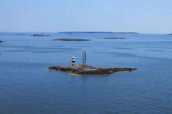 Un grupo de pequeñas islas rocosas en el Mar Báltico frente a la costa o — Foto de Stock