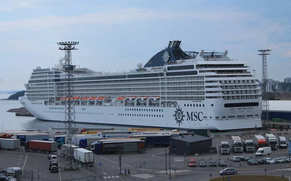 Crucero en el puerto de Helsinki. En el muelle, una línea de tru —  Fotos de Stock