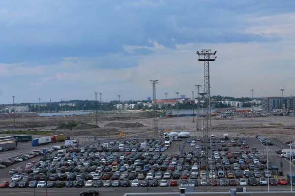Großer Parkplatz im Hafen von Helsinki. Hunderte von Autos und — Stockfoto