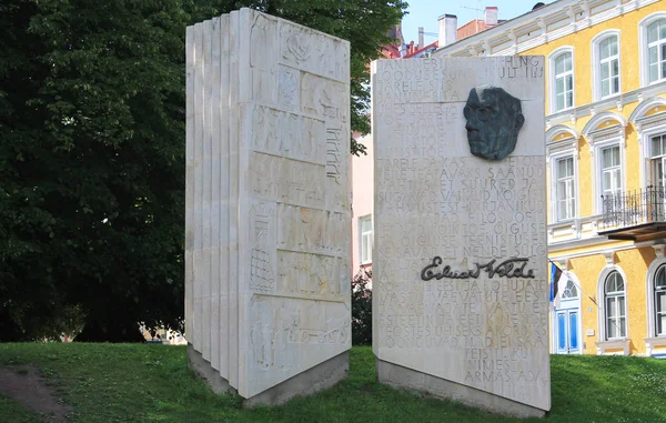 Памятник писателю Эстонии Эдуарду Уайльде — стоковое фото