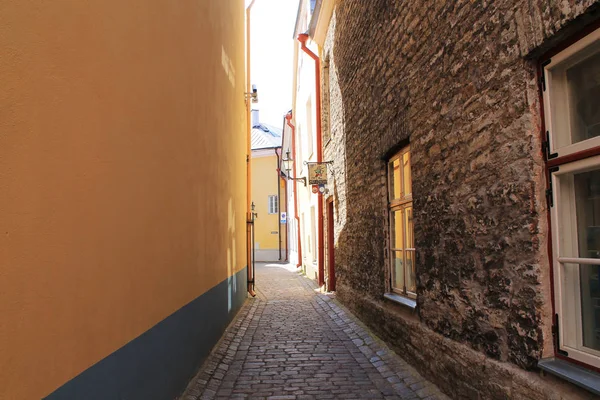 Calle estrecha de una ciudad medieval — Foto de Stock