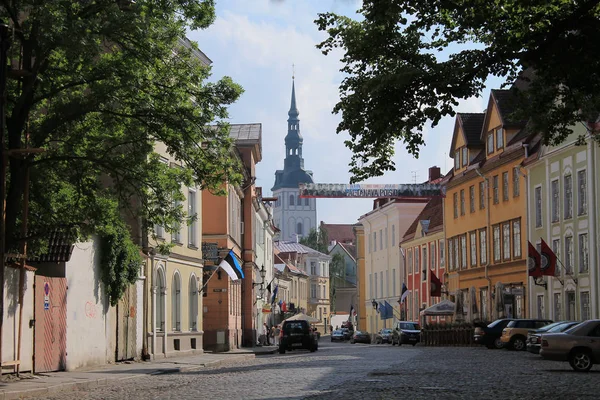 Rua velha de Tallinn com uma vista da igreja de Niguliste — Fotografia de Stock