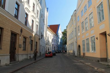 Park etmiş arabaları olan eski Tallinn Caddesi. Gölgeli kaldırım.