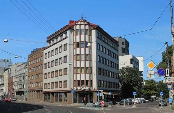 Clădire înaltă pe strada capitalei Estoniei . — Fotografie, imagine de stoc