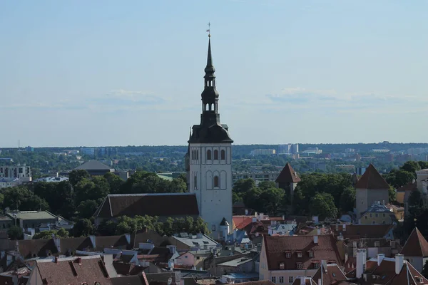 View of the roofs of old Tallinn and the tower of the medieval church Niguliste. — Stock Photo, Image