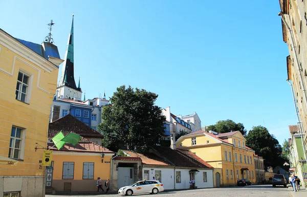 La calle medieval del viejo Tallin. Casas antiguas y un taxi moderno — Foto de Stock