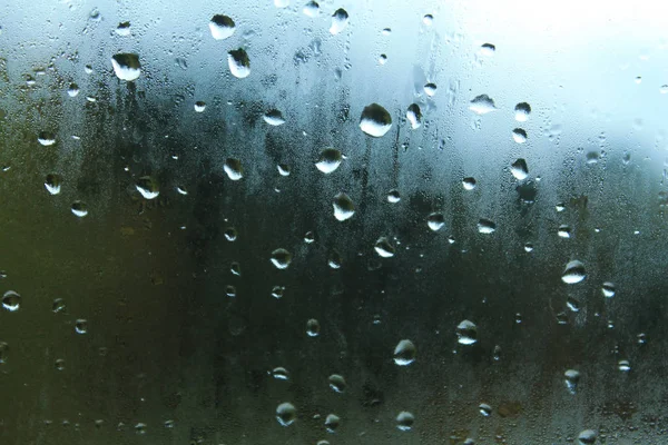 Grandi gocce d'acqua su un finestrino nebbioso. Texture creativa per — Foto Stock