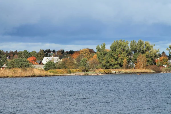Podzimní krajina moře. Pohled z dálky na malou estonskou vilu — Stock fotografie