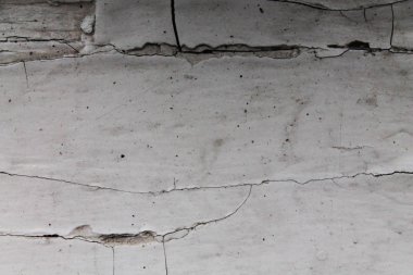 Eski bir ahşap pencere pervazında çatlak beyaz boya.