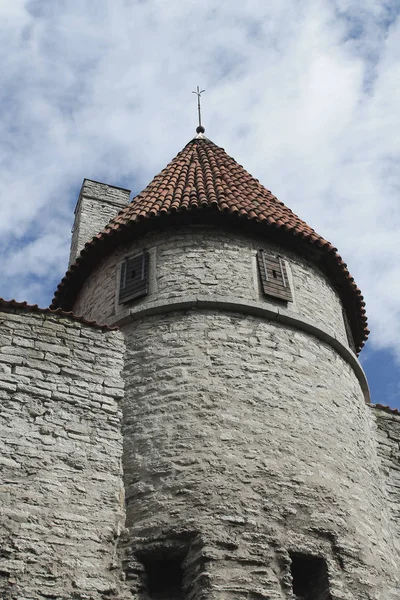 Torre medievale in pietra con tetto piastrellato — Foto Stock