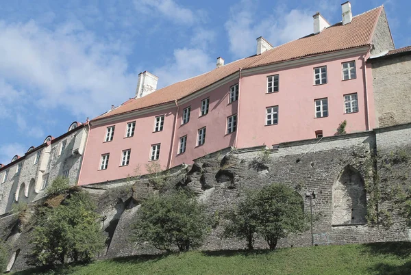 Ortaçağ kale duvarının tepesindeki antik renkli evler — Stok fotoğraf