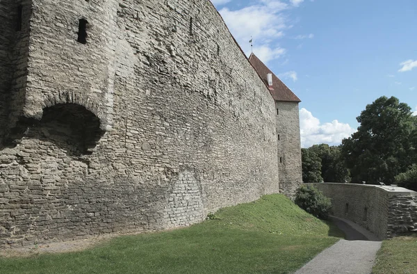 Středověká hradní zeď a stará věž s kachlovou střechou. — Stock fotografie