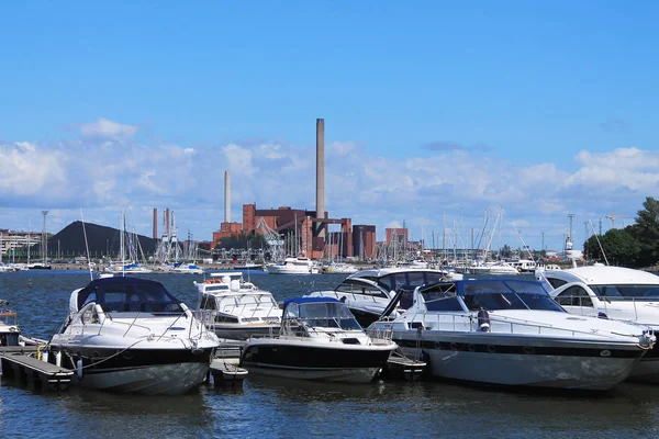 Varios yates blancos en el muelle — Foto de Stock