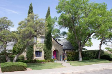 Yeşil ağaçların altındaki güzel klasik mahalle evi.