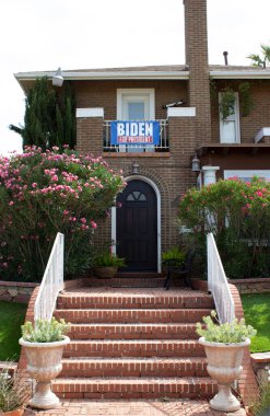 Joe Biden başkanlık bayrağı için güzel bir evde.
