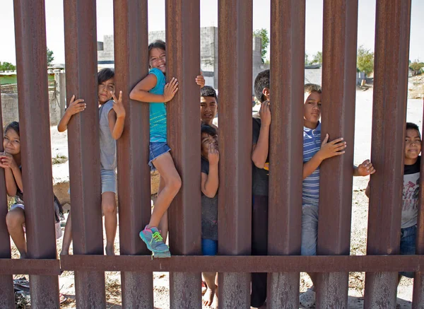 Niños Escuela Muro Fronterizo Entre Estados Unidos México Sunland Park —  Fotos de Stock