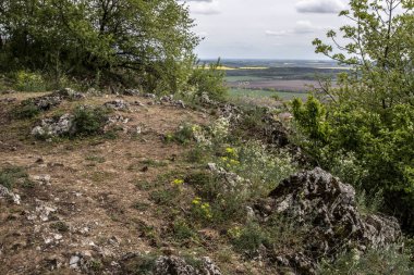 Küçük Karpattepenin sırtından geçen yol 