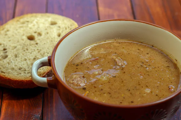 Traditioneel Slovaaks rundvlees goulash met paprika en aardappelen op — Stockfoto